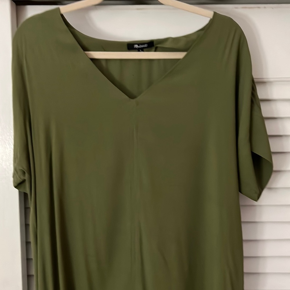 Simple shift style, loose fit